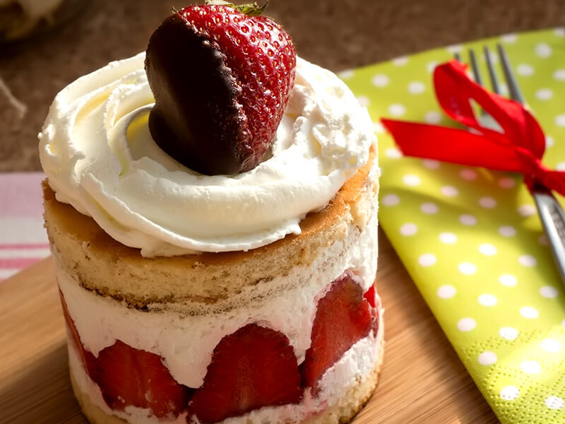 Мини сметанови тортички с ягоди - превю