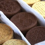 Три вида бисквити – маслени, какаови и орехови