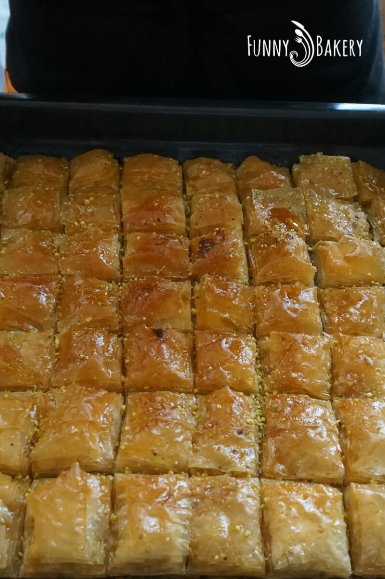 Турска баклава с шам фъстък и орехи